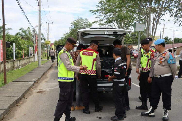 Polres Nagan Raya melakukan patroli yang dilaksanakan oleh personil gabungan polres Nagan Raya, (personil Samapta, lalu lintas, intel dan Reskrim) yang dilaksanakan pada hari Minggu tanggal 05 November 2023 dan rutin dilaksanakan siang maupun malam