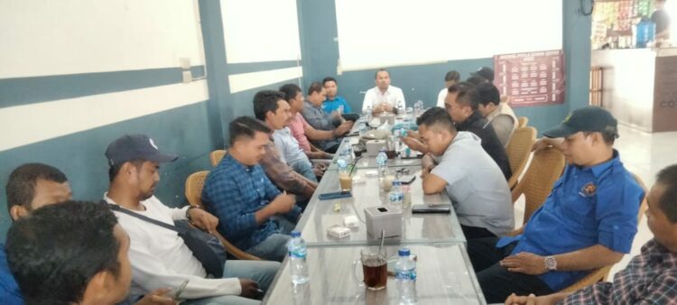 Kapolres Nagan Raya AKBP Rudi Saeful Hadi, melakukan coffee morning dengan sejumlah wartawan yang berlangsung di Warkop Ram Dua Lipa Gampong Lung Baroe Kecamatan Suka Makmue.