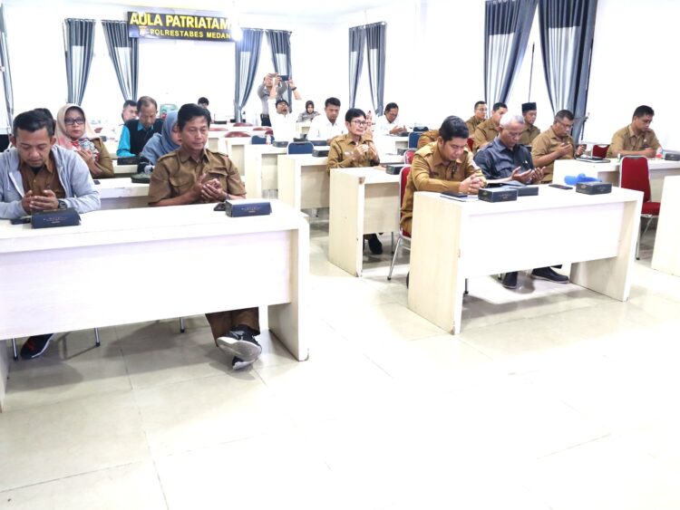 UNDANG KEPSEK: Sat Binmas Polrestabes Medan mengundang Kepsek tingkat SMP dan SMA/SMK untuk membahas penanganan dan pencegahan kenakalan remaja di ruang Partiatama Mapolrestabes, Senin (6/11/2023).(Foto Dok/Polrestabes)