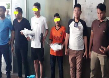 BAWA SABU : 2 calon penumpang yang diduga kuat bawa sabu dan seorang pengantar diabadikan dan diapit Personel tim Interdection Ditres Narkoba Polda Sumut, saat hendak dibawa ke Polda Sumut, Senin (6/11/2023) di Bandara Kualanamu. (Foto.Dok/Polda Sumut).