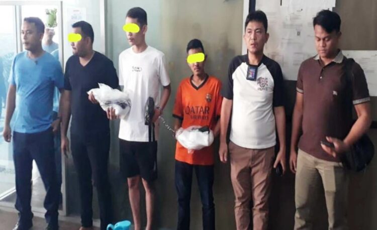 BAWA SABU : 2 calon penumpang yang diduga kuat bawa sabu dan seorang pengantar diabadikan dan diapit Personel tim Interdection Ditres Narkoba Polda Sumut, saat hendak dibawa ke Polda Sumut, Senin (6/11/2023) di Bandara Kualanamu. (Foto.Dok/Polda Sumut).