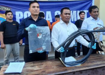 PAPARKAN : Kasat Reskrim Polres Sergai, AKP JH Panjaitan didampingi KNit Pidum Ipda Sakban Hasibuan dan Kasi Humas Ipda Brimen memaparkan penanglapan dua terduga pelaku pencurian kabel penerangan jalan tol, Senin (6/11/2023). (Foto/Dok/ Polres Sergai)