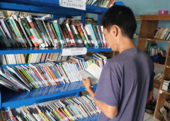 Warga Binaan Lembaga Pemasyarakatan (Lapas) Kelas IIB Bitung Kanwil Kemenkumham Sulawesi Utara kerap menghabiskan waktu luang dengan membaca di Perpustakaan pintar. Senin (06/11/23).