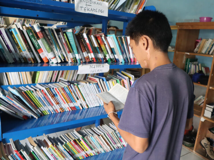 Warga Binaan Lembaga Pemasyarakatan (Lapas) Kelas IIB Bitung Kanwil Kemenkumham Sulawesi Utara kerap menghabiskan waktu luang dengan membaca di Perpustakaan pintar. Senin (06/11/23).