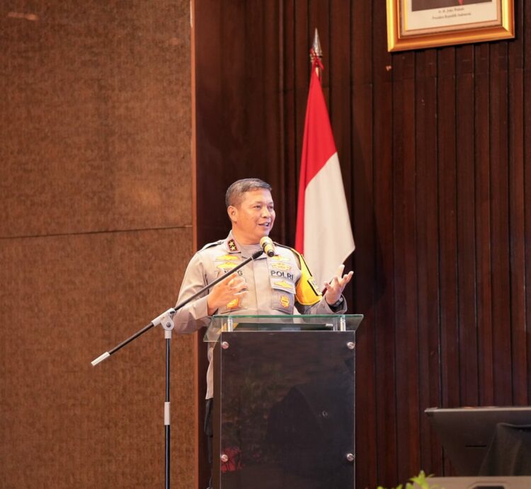 PEMBICARA: Kapolda Sumut Irjen Agung Setya Imam Effendi menjadi pembicara pada talkshow di Ballroom Hotel Grand Mercure, Kota Medan, Senin (6/11/2023). (Foto Dok/ Polda Sumut)
