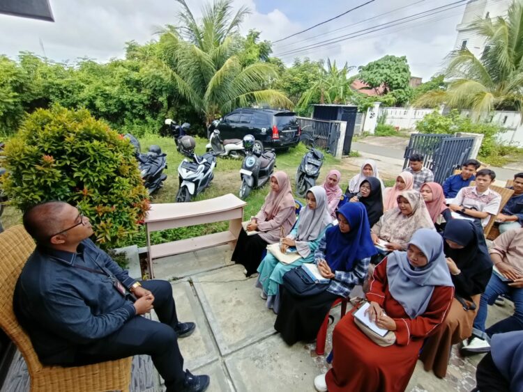 Sejumlah mahasiswa Prodi Komunikasi dan Penyiaran Islam (KPI) Fakultas Dakwah dan Komunikasi UIN Ar-Raniry pada Senin (6/11/2023) melaksanakan kuliah lapangan di Kantor YARA Banda Aceh.