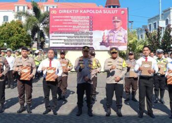 Kapolresta Manado, Kombes Pol Julianto P. Sirait, S.H.,S.I.K, menginspirasi semangat prestasi dalam Apel dan Pemberian Penghargaan untuk menghargai kinerja luar biasa dan capaian gemilang dari anggota personel selama periode bulan Oktober 2023 di Mako Polresta Manado, Senin (6/10/2023).