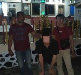 Tim Bravo ROTR Polresta Manado berhasil mengamankan terduga pelaku perbuatan penganiayaan yang dilakukan secara bersama-sama yang terjadi pada pukul 01.00 Wita di Jalan Manguni Raya Kelurahan Perkamil, Kecamatan Tikala, Kota Manado Minggu, tanggal 05 November 2023, sekitar pukul 18.30 Wita. (Foto : Dok/Polresta Manado)