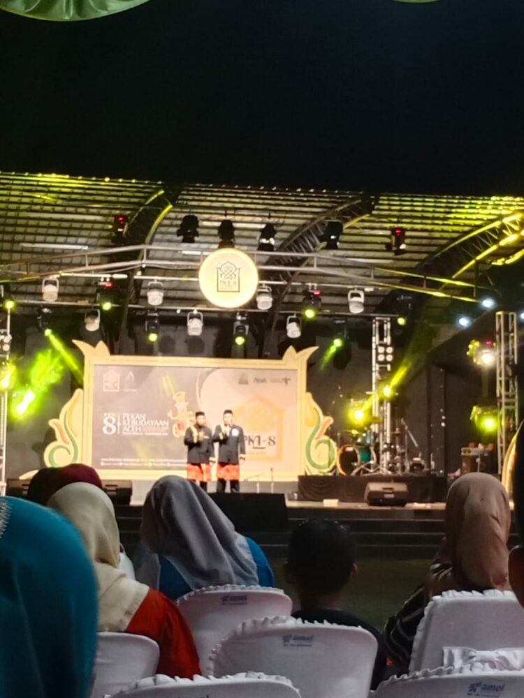 Seni Tutur (Seumapa) dari Kabupaten Nagan Raya tampil memukau di Panggung Arena Taman Budaya Aceh (TBA), Senin (6/11/2023) malam.