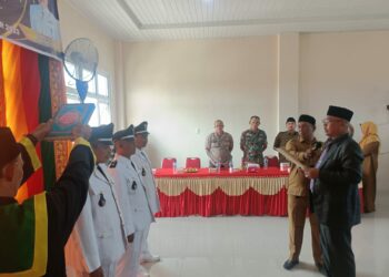 Camat Samudera, ILYAS, S.E melantik Geuchik di aula Kantor Camat Samudera, Geudong, Kabupaten Aceh Utara, Selasa (07/11/23)