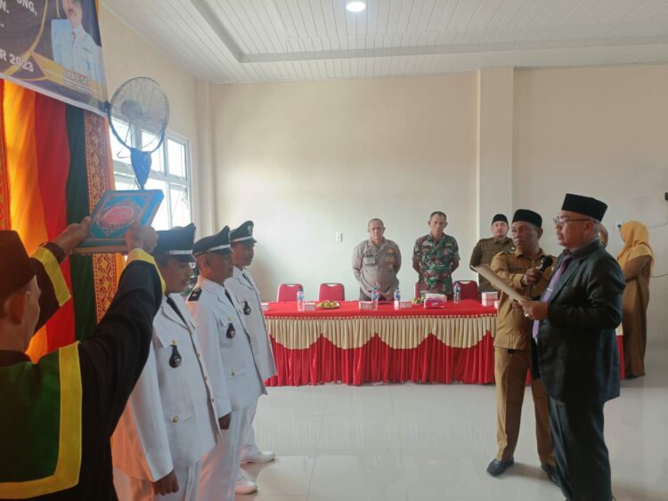 Camat Samudera, ILYAS, S.E melantik Geuchik di aula Kantor Camat Samudera, Geudong, Kabupaten Aceh Utara, Selasa (07/11/23)