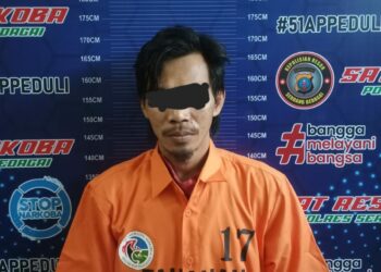 DIAMANKAN : R alias Gambus (33), terduga pengedar sabu berikut barang bukti diamankan di Satnarkoba Polres Sergai. (Foto Dok/Humas Polres Sergai)