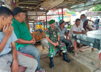 Babinsa Koramil 14/Tja Kodim 0103/Aceh Utara, Serda Edi memanfaatkan waktu luang dengan baik dalam melaksanakan Giat Komunikasi Sosial (Komsos) dengan masyarakat binaan di Desa Tanjong Ara, Kecamatan Tanah Jambo aye Kabupaten Aceh Utara. Selasa (7/11/2023).