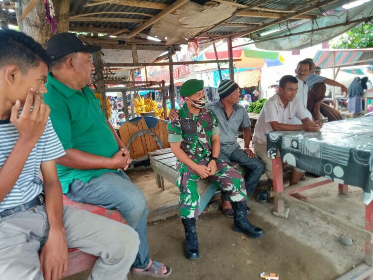 Babinsa Koramil 14/Tja Kodim 0103/Aceh Utara, Serda Edi memanfaatkan waktu luang dengan baik dalam melaksanakan Giat Komunikasi Sosial (Komsos) dengan masyarakat binaan di Desa Tanjong Ara, Kecamatan Tanah Jambo aye Kabupaten Aceh Utara. Selasa (7/11/2023).