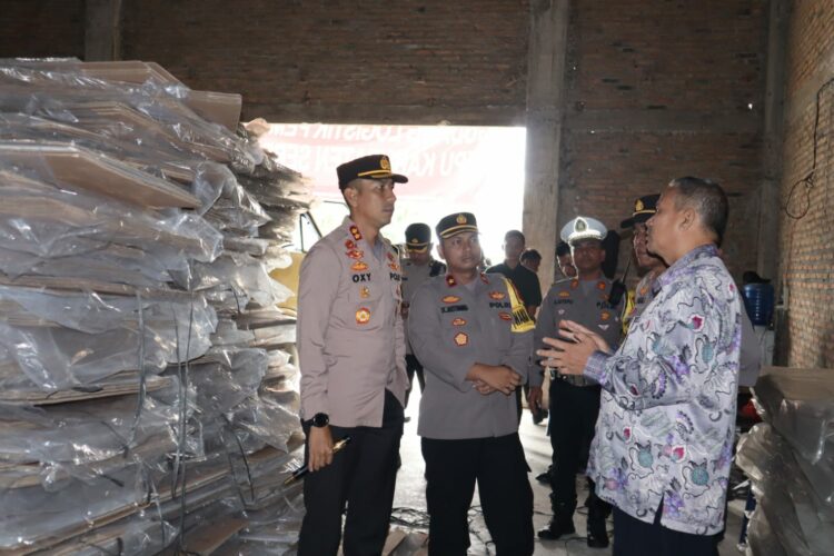 DENGARKAN : Kapolres Sergai, AKBP Oxy Yudha Pratesta didampingi Wakapolres Kompol.Damos C Arotonang serta para PJU mendengarkan penjelasan dari Komodioner KPU Sergai Muhammad Sofian saat melakukan pengecekan ke Gudang Logistik KPU Sergai, Selasa (7/11/2023). (Foto Dok/Humas Polres Sergai)