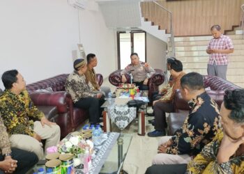 SILATURAHMI: Kasat Binmas Polrestabes Medan Kompol Kamdani menerima silaturahmi dari DPD PKB Pujakesuma Kabupaten Deliserdang di ruang Loby Mapolrestabes, Selasa (7/11/2023).(Foto Dok/Polrestabes)