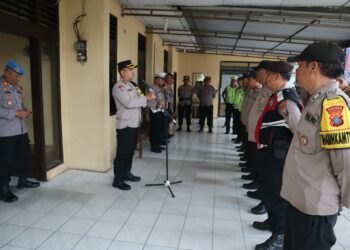 ARAHAN : Kabag Ops Polres Sergai, Kompol LS Siregar memberikan arahan saat memimpin apel kesiapan pelaksanaan patroli gabungan dalam rangka OMB cipta kondisi jelang Pemilu 2024, Selasa (7/11/2023). (Foto Dok/Humas Polres Sergai)