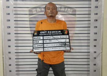 PELAKU PEMBAKARAN DITEMBAK: SS alias Leo ditembak personel Reskrim Polsek Percut Sei Tuan pada kedua kakinya karena melakukan pembakaran terhadap Deni Rangkuti hingga akhirnya tewas di rumah sakit. Pelaku yang terancam hukuman mati atau seumur hidup itu kini mempertanggung jawabkan perbuatannya di Polsek Percut Sei Tuan, Selasa (7/11/2023).(Foto Dok/Polsek)