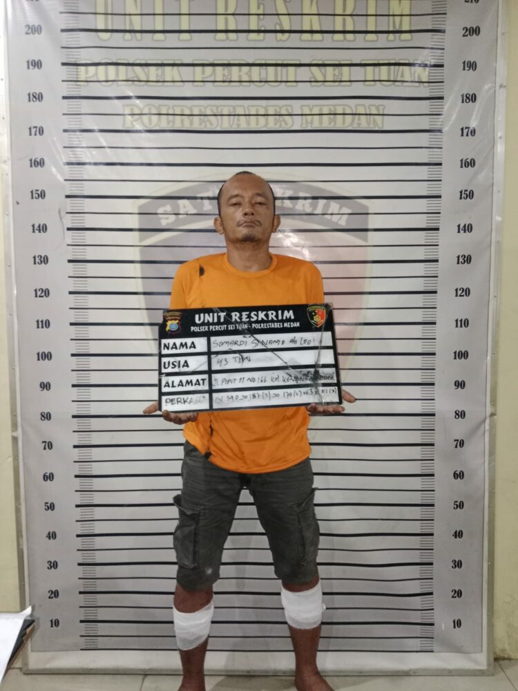 PELAKU PEMBAKARAN DITEMBAK: SS alias Leo ditembak personel Reskrim Polsek Percut Sei Tuan pada kedua kakinya karena melakukan pembakaran terhadap Deni Rangkuti hingga akhirnya tewas di rumah sakit. Pelaku yang terancam hukuman mati atau seumur hidup itu kini mempertanggung jawabkan perbuatannya di Polsek Percut Sei Tuan, Selasa (7/11/2023).(Foto Dok/Polsek)