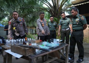 GEREBEK: Kapolda Sumut Irjen Agung Setya Imam Effendi memimpin penggerebekan lokasi judi dan narkoba bersama Pangdam I Bukit Barisan Mayjen Mochamad Hasan Hasibuan serta Kepala BNN Sumut Brigjen Toga Habinsaran Panjaitan, Selasa (7/11/2023). (Foto Dok/ Polda Sumut)