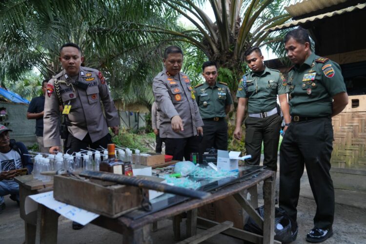 GEREBEK: Kapolda Sumut Irjen Agung Setya Imam Effendi memimpin penggerebekan lokasi judi dan narkoba bersama Pangdam I Bukit Barisan Mayjen Mochamad Hasan Hasibuan serta Kepala BNN Sumut Brigjen Toga Habinsaran Panjaitan, Selasa (7/11/2023). (Foto Dok/ Polda Sumut)