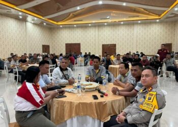 SILATURAHMI: Kapolresta Deliserdang, AKBP Raphael Sandhy Cahya Priambodo, SIK bersilaturahmi dengan rekan media yang dilaksanakan di Uncle and Son Cafe Jalan Sudirman Lubukpakam, Kabupaten Deliserdang, Selasa (7/11/2023). (Foto Dok/ MPPDs)