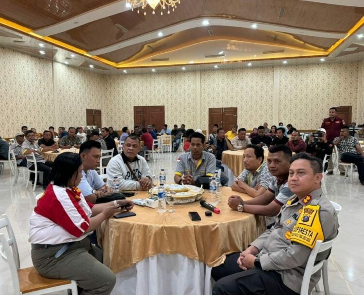 SILATURAHMI: Kapolresta Deliserdang, AKBP Raphael Sandhy Cahya Priambodo, SIK bersilaturahmi dengan rekan media yang dilaksanakan di Uncle and Son Cafe Jalan Sudirman Lubukpakam, Kabupaten Deliserdang, Selasa (7/11/2023). (Foto Dok/ MPPDs)