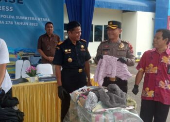 PERIKSA BARANG BUKTI: Direktur Reskrimsus Polda Sumut Kombes Pol Teddy Marbun dan Kepala Kantor Wilayah DJBC Sumut, Parjiya memeriksa barang bukti, Selasa (7/11/2023). (Foto Dok/ Polda Sumut)