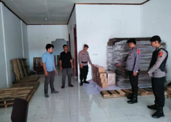 Polres Samosir telah mengamankan pengiriman logistik Pemilu 2023 - 2024, khususnya jenis tinta di Gudang KPU Kabupaten Samosir. Rabu (08/11/23) sekitar pukul 08;30 Wib, truk pengangkutan logistik Pemilu 2024 tiba di Gudang KPU Kabupaten Samosir yang berlokasi di Jalan Dr. Hadrianus Sinaga Kelurahan Pintu Sona Kecamatan Pangururan Kabupaten Samosir.