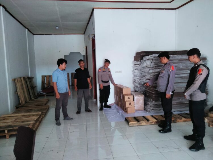 Polres Samosir telah mengamankan pengiriman logistik Pemilu 2023 - 2024, khususnya jenis tinta di Gudang KPU Kabupaten Samosir. Rabu (08/11/23) sekitar pukul 08;30 Wib, truk pengangkutan logistik Pemilu 2024 tiba di Gudang KPU Kabupaten Samosir yang berlokasi di Jalan Dr. Hadrianus Sinaga Kelurahan Pintu Sona Kecamatan Pangururan Kabupaten Samosir.