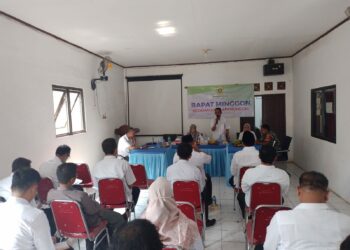 Rapat Minggon di hadiri para Kades, para perwakilan Desa, turut dihadiri juga Ibu Camat Klapanunggal, Ibu Kapolsek, Kepala Puskesmas, Babinsa serta Babhinkamtibmas (Foto : RH/MitraPolri.Com)