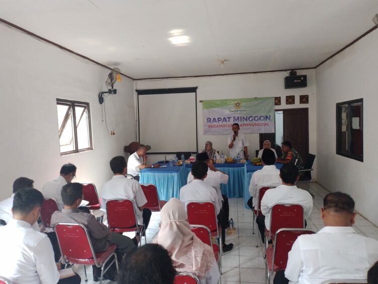Rapat Minggon di hadiri para Kades, para perwakilan Desa, turut dihadiri juga Ibu Camat Klapanunggal, Ibu Kapolsek, Kepala Puskesmas, Babinsa serta Babhinkamtibmas (Foto : RH/MitraPolri.Com)
