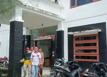 Terpantau wartawan pada Rabu (08/11/2023) sejumlah masyarakat sambangi kantor dinas PMD Nias Barat guna menyampaikan aspirasi dan laporannya terkait seorang kepala dusunnya inisial FND alias ama tancap memaki-maki sejumlah masyarakat.