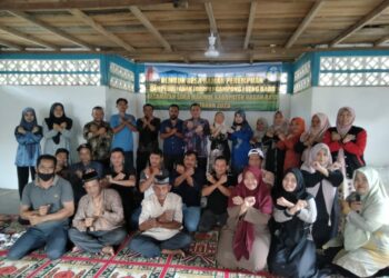 Kegiatan Rembuk Desa yang berlangsung di Dayah Muslimah Gampong Lueng Baro, Kecamatan Suka Makmue, Kamis (9/11/2023) itu, turut dihadiri Camat Suka Makmue, Keuchik Gampong Lueng Baro, Ketua Penggerak PKK Gampong, Sekdes, Kaur, Tuha Peut, Relawan SAPA serta organisasi masyarakat setempat.