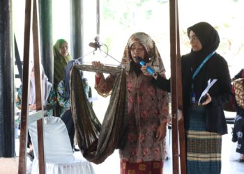 Lomba Peuayon Aneuk (Mengayun Anak) Kabupaten Nagan Raya jadi pusat perhatian penonton pada Pekan Kebudayaan Aceh (PKA) Ke-8 yang diselenggarakan di Museum Aceh Kota Banda Aceh, Kamis (09/11/2023)