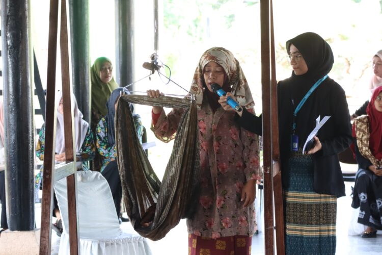 Lomba Peuayon Aneuk (Mengayun Anak) Kabupaten Nagan Raya jadi pusat perhatian penonton pada Pekan Kebudayaan Aceh (PKA) Ke-8 yang diselenggarakan di Museum Aceh Kota Banda Aceh, Kamis (09/11/2023)