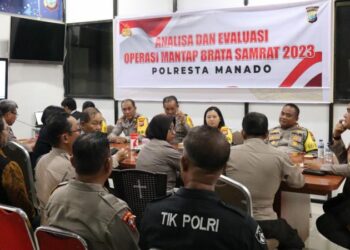 Kombes Pol Julianto memimpin dengan penuh kewibawaan, memberikan arahan tegas kepada seluruh perangkat Operasi Mantap Brata yang terlibat, Kamis (9/11/2023).