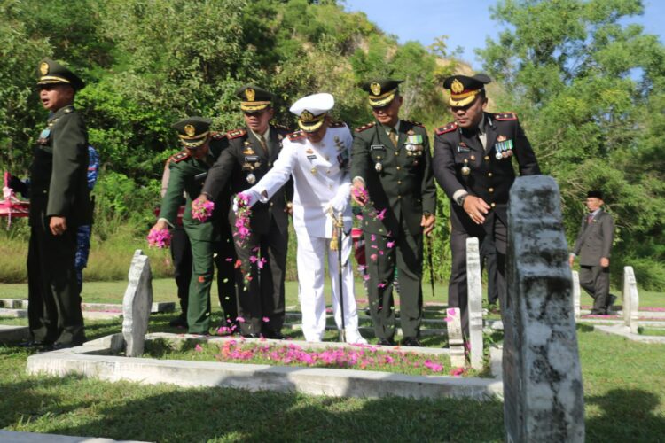 Pgs Komandan Kodim 0103/Aceh Utara Letkol Kav. Makhyar ST, MT, S. HI mengikuti Upacara Ziarah Nasional Peringatan Hari Pahlawan Ke – 78 Tingkat Kabupaten Aceh Utara Tahun 2023 bertempat di Taman Makam Pahlawan desa blang panyang Kecamatan Muara Satu Kabupaten Aceh Utara, Jumat (10/11/23).