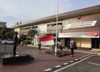 PIMPIN UPACARA: Wakapolrestabes Medan AKBP Dr Yudhi Hery Setiawan memimpin Upacara Hari Pahlawan 10 November 2023 di lapangan apel Mapolrestabes, Jumat (10/11/2023).(Foto Dok/Polrestabes)