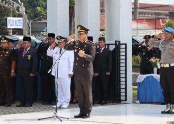 PIMPIN UPACARA: Kapolresta Deliserdang AKBP Raphael Sandhy Cahya Priambodo, SIK pimpin upacara Ziarah Nasional dalam rangka Peringatan Hari Pahlawan di Taman Makam Pahlawan (TMP) Lubukpakam, Jumat (10/11/2023). (Foto Dok/ Polresta DS)
