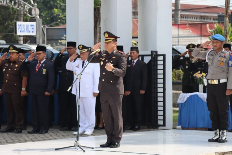 PIMPIN UPACARA: Kapolresta Deliserdang AKBP Raphael Sandhy Cahya Priambodo, SIK pimpin upacara Ziarah Nasional dalam rangka Peringatan Hari Pahlawan di Taman Makam Pahlawan (TMP) Lubukpakam, Jumat (10/11/2023). (Foto Dok/ Polresta DS)