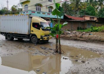 Jalan rusak parah tepatnya di Kelurahan Panei Tongah, Kecamatan Panei, Kabupaten Simalungun sangat memprihatikan.