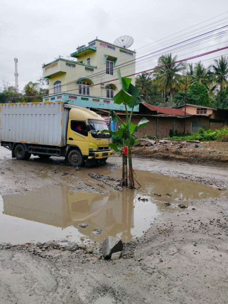 Jalan rusak parah tepatnya di Kelurahan Panei Tongah, Kecamatan Panei, Kabupaten Simalungun sangat memprihatikan.