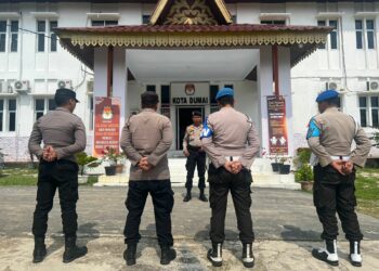 Polres Dumai Jajaran Polda Riau menempatkan sejumlah personelnya untuk mengamankan Kantor Komisi Pemilihan Umum Daerah (KPU) Kota Dumai, Badan Pengawas Pemilu (Bawaslu) dan Gudang Logistik KPU Kota Dumai.