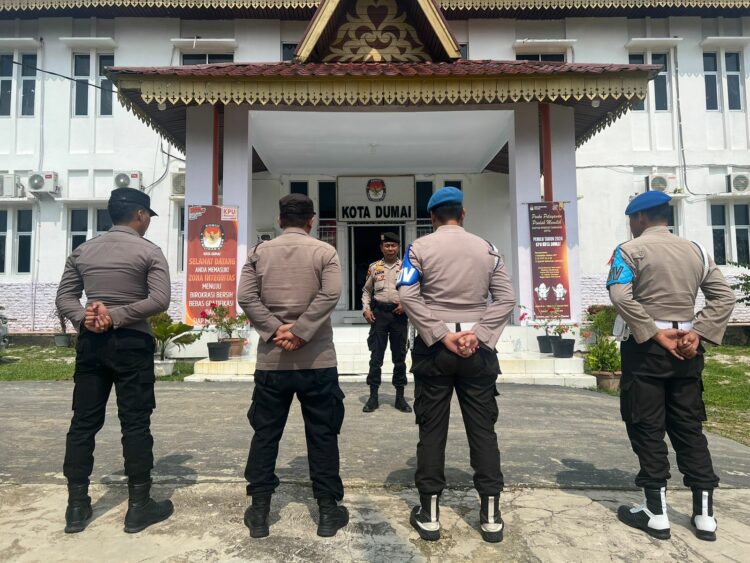 Polres Dumai Jajaran Polda Riau menempatkan sejumlah personelnya untuk mengamankan Kantor Komisi Pemilihan Umum Daerah (KPU) Kota Dumai, Badan Pengawas Pemilu (Bawaslu) dan Gudang Logistik KPU Kota Dumai.