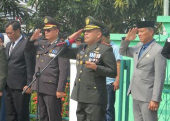 Komandan Kodim 0402/OKI Letnan Kolonel Inf Irsyad Mahdi Pane menjadi Inspektur Upacara pada Peringatan Hari Pahlawan di Taman Makam Pahlawan (TMP) Kesuma Negara Kayuagung yang diikuti personel Kodim, Polres OKI dan ASN Pemerintah Daerah Kabupaten OKI, Jumat (10/11/23).