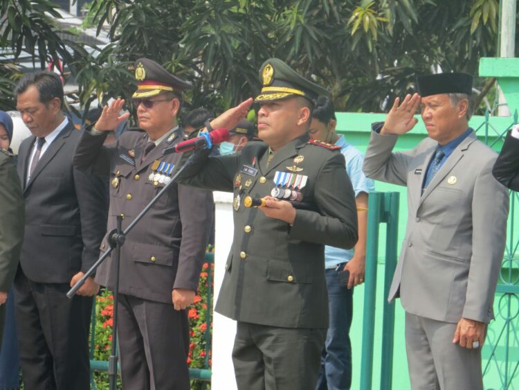 Komandan Kodim 0402/OKI Letnan Kolonel Inf Irsyad Mahdi Pane menjadi Inspektur Upacara pada Peringatan Hari Pahlawan di Taman Makam Pahlawan (TMP) Kesuma Negara Kayuagung yang diikuti personel Kodim, Polres OKI dan ASN Pemerintah Daerah Kabupaten OKI, Jumat (10/11/23).