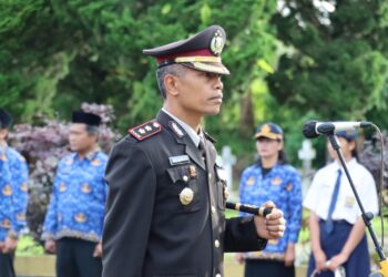Kapolres Dairi, AKBP Agus Bahari, P.A, S.I.K, SH, M.Si bertindak sebagai inspektur upacara dalam memperingati Hari Pahlawan yang diselenggarakan di Makam Pahlawan, Kecamatan Sidikalang Kabupaten Dairi, Jumat (10/11/2023).