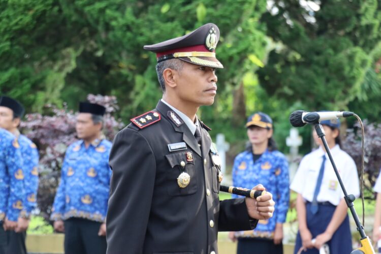 Kapolres Dairi, AKBP Agus Bahari, P.A, S.I.K, SH, M.Si bertindak sebagai inspektur upacara dalam memperingati Hari Pahlawan yang diselenggarakan di Makam Pahlawan, Kecamatan Sidikalang Kabupaten Dairi, Jumat (10/11/2023).
