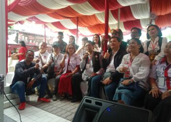 FOTO BERSAMA: Ketua KRG, Budiman Nadapdap foto bersama dengan ketua-ketua relawan di Kantor Sekretariat KRG Jalan Hayam Wuruk No. 11 Medan, Jumat (10/11/2023). (Foto: Dok/Tumpal Manik)
